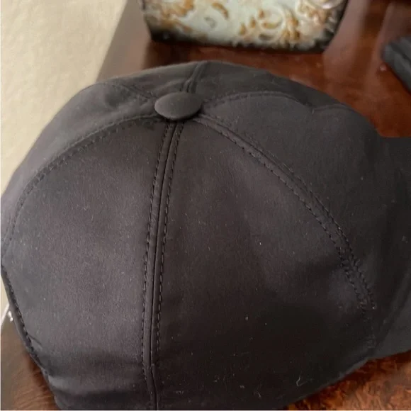 CHANEL Black Hat with Logo - Picture 6 of 9